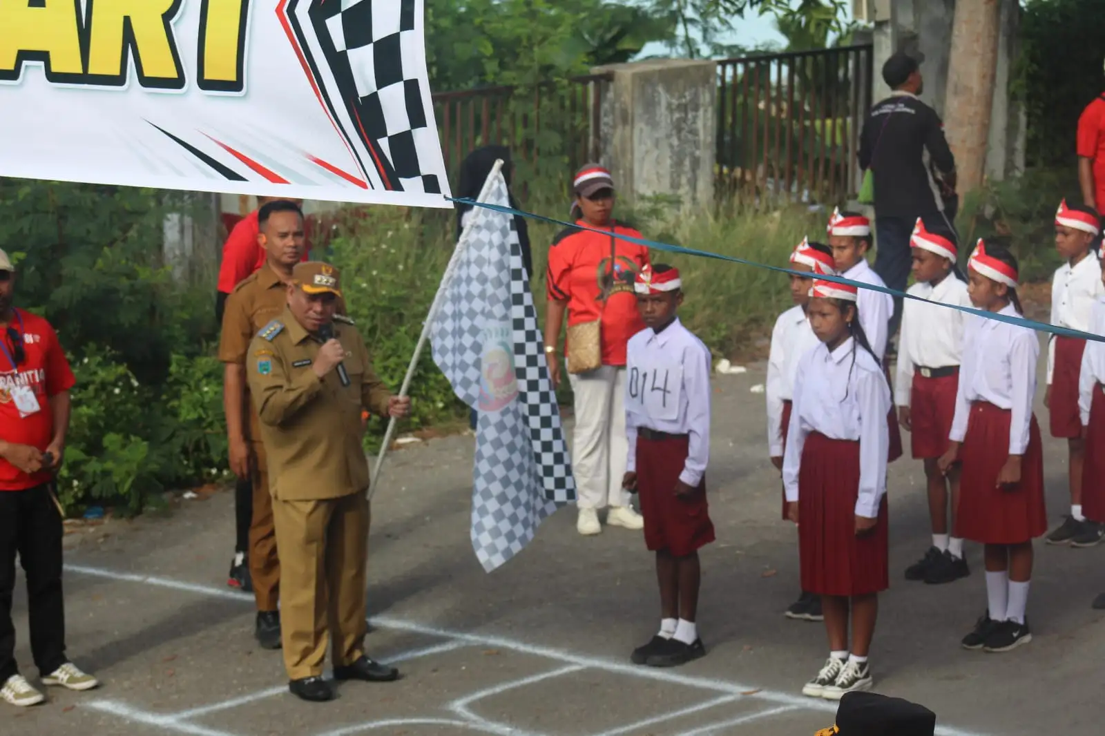Langkah Kecil, Semangat Besar: Bupati Samaun Dahlan Lepas Gerak Jalan Indah HUT ke-81 RI di Fakfak
